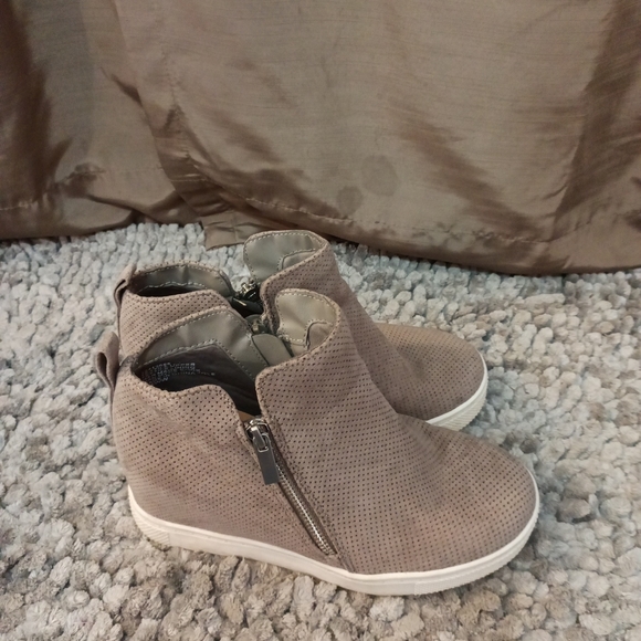 Women's Torrid Gray Faux Suede Ankle Crop Booties Size 7.5 WW - Picture 6 of 8